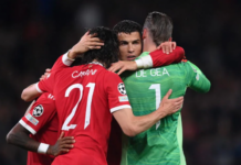 Striker MU Cristiano Ronaldo berpelukan dengan David De Gea, Edinson Cavani, dan Fred usai Manchester United mengalahkan Villareal 2-1 di Old Trafford, Rabu (29/9/2021). (UEFA.com)