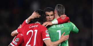 Striker MU Cristiano Ronaldo berpelukan dengan David De Gea, Edinson Cavani, dan Fred usai Manchester United mengalahkan Villareal 2-1 di Old Trafford, Rabu (29/9/2021). (UEFA.com)