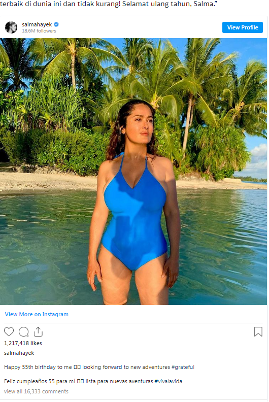 Salma Hayek berbikini biru di pantai (Instagram)