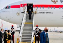 Presiden Joko Widodo saat menuruni tangga ketika mendarat di Italia dengan Pesawat Garuda Indonesia, Jumat 29 Oktober 2021. /Sekretariat Presiden