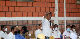 Wali Kota Batam, Muhammad Rudi bersama Wakil Wali Kota Batam, Amsakar Achmad turun langsung untuk menemui warga pemilik kios dan rumah di sepanjang jalan Batubesar