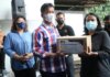Kepala Badan Pengusahaan (BP) Batam, Muhammad Rudi, menyerahkan bantuan paket sembako kepada masyarakat Batam yang terdampak Covid-19.