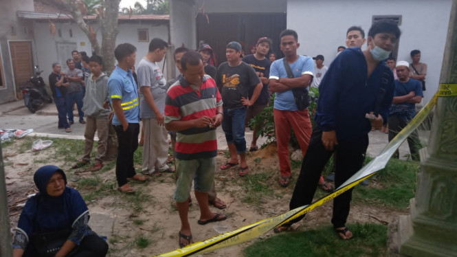 Warga Berkumpul di Rumah Korban Pembunuhan di Siak. (Foto dari tvonenews.com)