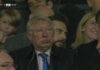 Manajer legendari Manchester United disorot kamera Sky Sports saat menggelembungkan kedua pipinya sambil geleng-geleng kepala saat pasukan Ole Gunnar Solskjaer dilibas 5-0 oleh Liverpool di Old Trafford, Minggu (24/10/2021). (The Sun)