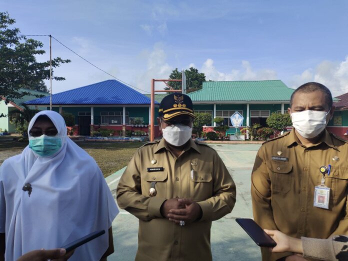 Bupati Karimun Aunur Rafiq memberikan keterangan pers usai meninjau penerapan prokes di SMPN 1 Kecamatan Tebing, Senin (4/10/2021). Foto Suryakepri.com/YAHYA