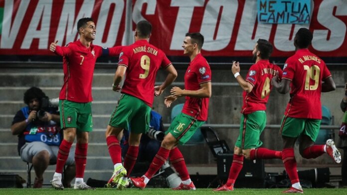 Cristiano Ronaldo (kiri) mencetak hat-trick saat Portugal mengalahkan Luksemburg 5-0 dalam pertandingan kualifikasi Grup A Piala Dunia 2022 di Estadio Algarve, Selasa (12/10/2021) atau Rabu dinihari waktu Indonesia.