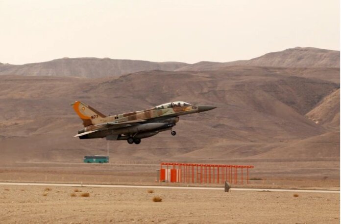 Israel mengadakan latihan Angkatan Udara terbesar yang disebut 'Blue Flag'. Latihan seperti ini biasa digelar dua tahun sekali di pangkalan udara Ovda sejak 2013, namun kali ini adalah yang terbesar yang pernah ada. [File: Amir Cohen/Reuters via Al Jazeera]