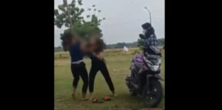 Da gadis remaja di Ngawi, jawa Timur, terlibat duel di tanah lapang. Video perkelahiran mereka viral di media sosial. (Foto: tvonenews.com)