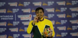 Abdul Hafiz atlet lempar lembing asal Sumut saat menerima medali emas di Mimika Sport Complex, Selasa (5/10/2021). (Foto: Humas PPM/Joseph Situmorang).