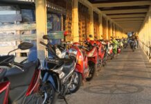 Foto parkir sepeda motor di sepanjang Dermaga Pulau Penyengat