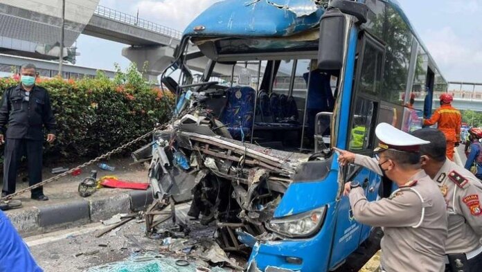 Penampakan bus Transjakarta yang terlibat kecelakaan di MT Haryono, Jaktim (Dok. Polda Metro Jaya)