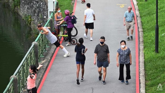 Orang-orang berolahraga di taman umum di Singapura pada 4 Juni 2021, di tengah wabah COVID-19 di Singapura. (File foto: Marcus Mark Ramos/CNA)