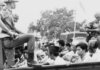 Anggota sayap pemuda Partai Komunis Indonesia (PKI) dijaga tentara saat mereka dibawa dengan truk terbuka ke penjara di Jakarta, Oktober 1965. (Foto: AP via Guardian)