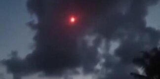 Screenshot benda merah jatuh dari langit (Dok. Istimewa)