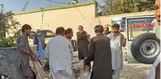 Beberapa pria Afghanistan menggotong mayat korban ke ambulans setelah serangan bom di sebuah masjid di Kunduz [AFP via Al Jazeera]