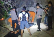Evakuasi korban tewas setelah terseret ombak di Pantai Kelingking, Nusa Penida, Bali, Senin (25/10). (Foto: Basarnas Bali)
