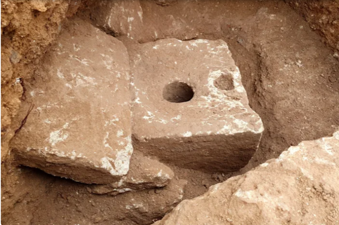 Sebuah toilet pribadi mewah berusia 2.700 tahun ditemukan di Yerusalem, dan para peneliti mengatakan toilet itu mungkin dilengkapi dengan penyegar udara. (Foto: Times of Israel)