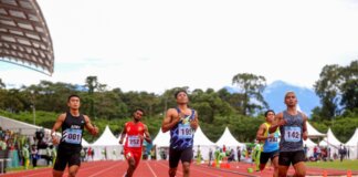 Atlet asal NTB, Lalu Muhammad Zohri (tengah) finis terdepan dalam perlombaan100 meter putra di Mimika Sport Complex, Timika (6-10-2021) (FOTO: HUMAS PPM/ Fernando Rahawarin)
