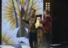 Menteri Koordinator Bidang Kemaritiman dan Investasi (Marves) Luhut Binsar Pandjaitan (kiri) saat menerima penghargaan Outstanding Public Official Leader dari Indonesia Awards 2021 di stasiun iNews TV, Rabu (24/11/2021). (Foto: Biro Komunikasi Marves)