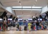 Wisatawan mengantri di konter check-in di Bandara Internasional OR Tambo di Johannesburg, Afrika Selatan, setelah beberapa negara melarang penerbangan dari Afrika Selatan [Phill Magakoe/AFP]
