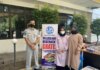 Petugas Jasa Raharja bersama Pihak Tenaga Kesehatan dari PT. Kimia Farma. Tbk Tanjungpinang melakukan kegiatan cek kesehatan gratis di Kantor Bersama Samsat Tanjungpinang.