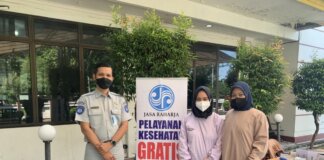 Petugas Jasa Raharja bersama Pihak Tenaga Kesehatan dari PT. Kimia Farma. Tbk Tanjungpinang melakukan kegiatan cek kesehatan gratis di Kantor Bersama Samsat Tanjungpinang.