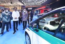Presiden Joko Widodo saat meninjau pameran Gaikindo Indonesia Internasional Auto Show (GIIAS) di Indonesia Convention Exhibition (ICE), BSD City, Kabupaten Tangerang, pada Rabu, 17 November 2021. (Foto: BPMI Setpres/Lukas)