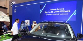 Presiden Joko Widodo meninjau pameran Gaikindo Indonesia Internasional Auto Show (GIIAS) di Indonesia Convention Exhibition (ICE), BSD City, Kabupaten Tangerang, pada Rabu, 17 November 2021. (Foto: BPMI Setpres/Lukas)
