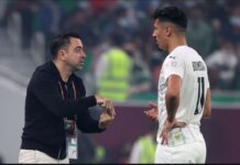 Xavi memberikan instruksi kepada Baghdad Bounedjah saat masih melatih klub Qatar Al Sadd. (Mirror)