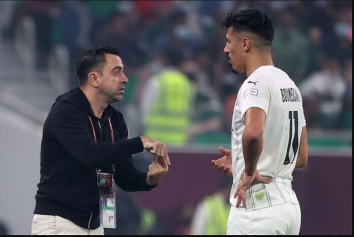 Xavi memberikan instruksi kepada Baghdad Bounedjah saat masih melatih klub Qatar Al Sadd. (Mirror)