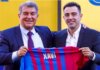 Presiden Barcelona Joan Laporta bersama pelatih baru yang juga legenda klub, Xavi Hernandes, saat diperkenalkan sebagai pelatih baru klub Catalan di hadapan fans di Stadion Camp Nou, Senin (8/11/2021). (Foto dari Skysports)