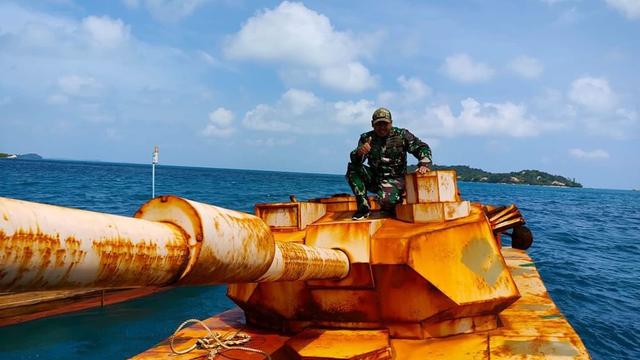 Benda mirip tank ditemukan di Perairan Natuna, Kepulauan Riau, Selasa (28/12/2021). (Instagram @tni_angkatan_laut)
