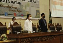 Penandatangan berita acara persetujuan bersama antara Pemko Batam dan DPRD Batam