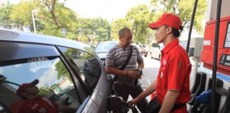 Petugas melayani pembeli Pertalite di SPBU Abdul Muis, Jakarta Pusat, Jumat (24/7/2015). PT Pertamina (Persero) mulai menjual Pertalite dengan oktan 90 kepada konsumen dengan harga Rp.8400 perliter. KOMPAS IMAGES