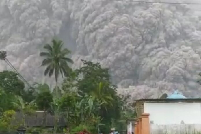 Tangkapan layar dari video yang beredar akibat awan panas guguran (APG) yang keluar dari Gunung Semeru, Jawa Timur. foto: ist