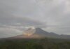Gunung Semeru di Jawa Timur kembali memuntahkan awan panas pada Minggu (19/12/2021) pagi.