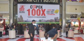 Pengundian di lokasi Pameran PKP Great Sale di Atrium BCS Mall, Batam. Kamis (02/12/2021) tepat pada pukul 20.30 WIB. Dalam undian ini seorang konsumen Ruko Mega Legenda Extension meraih hadia utama uang tunai Rp 150 juta. foto: ist