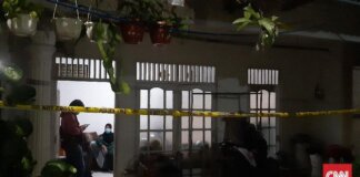 Densus 88 menangkap 4 terduga teroris di Batam pada Kamis (16/12). Itu mereka lakukan usai menangkap 9 terduga teroris di Sumut. Ilustrasi penangkapan teroris. foto:CNN Indonesia