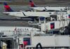 Delta Air Lines mengatakan telah 'menghabiskan semua opsi' dan terpaksa membatalkan penerbangan selama periode perjalanan Natal yang sibuk [Elijah Nouvelage/Reuters via Al Jazeera]