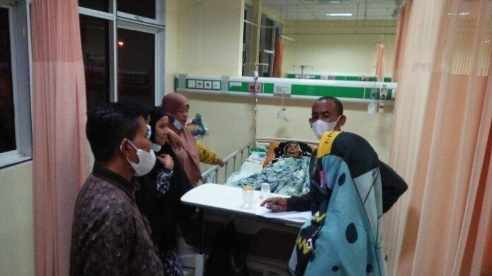 Nenek Sya'diah (73) yang ditemukan terkunci dalam kontrakan dibawa ke RSU Zainoel Abidin, Banda Aceh. foto: ISTIMEWA