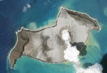 Dalam citra satelit yang diambil oleh Himawari-8, satelit cuaca Jepang, dan dirilis oleh badan tersebut, menunjukkan letusan gunung berapi bawah laut di negara Pasifik Tonga Sabtu, 15 Januari 2022. Sebuah gunung berapi bawah laut meletus secara spektakuler di dekat Pasifik negara Tonga pada hari Sabtu, mengirimkan gelombang besar menerjang pantai dan orang-orang bergegas ke tempat yang lebih tinggi. (Badan Meteorologi Jepang via AP)