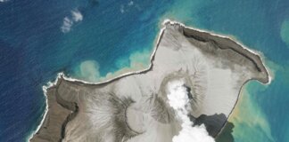 Dalam citra satelit yang diambil oleh Himawari-8, satelit cuaca Jepang, dan dirilis oleh badan tersebut, menunjukkan letusan gunung berapi bawah laut di negara Pasifik Tonga Sabtu, 15 Januari 2022. Sebuah gunung berapi bawah laut meletus secara spektakuler di dekat Pasifik negara Tonga pada hari Sabtu, mengirimkan gelombang besar menerjang pantai dan orang-orang bergegas ke tempat yang lebih tinggi. (Badan Meteorologi Jepang via AP)