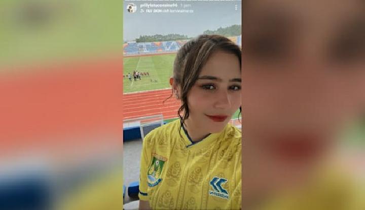 SAH! Prilly Latuconsina Resmi Jadi Bos Klub Bola Persikota Tangerang ...