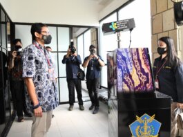 Gubernur Kepulauan Riau H. Ansar Ahmad bersama dengan Menteri Pariwisata dan Ekonomi Kreatif RI Sandiaga Uno meninjau langsung kesiapan Pelabuhan Bandar Bentan Telani