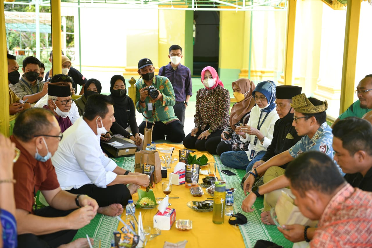 Sandiaga Uno didampingi Gubernur Kepri Ansar Ahmad berkunjung ke Pulau Penyengat, Sabtu (22/01/2022)