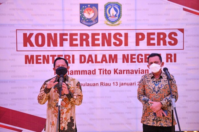 Mendagri Tito Karnavian bersama Gubernur Kepri Ansar Ahmad saat konferensi pers usai rapat monev Program Strategis Provinsi Kepri Foto Oleh : Diskominfo Kepri