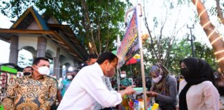 Presiden RI Joko Widodo mengakhiri kunjungannya ke Provinsi Kepri dengan membagikan bantuan kepada para pedagang yang berjualan di Taman Batu 10, Bintan Center, Tanjungpinang, Selasa (25/1) petang.