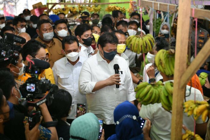 Menteri Koordinator Bidang Perkenomian RI Airlangga Hartarto didampingi Gubernur Kepulauan Riau H Ansar Ahamd mengawali kunjungannya di pulau Bintan dengan  meninjau operasi pasar murah