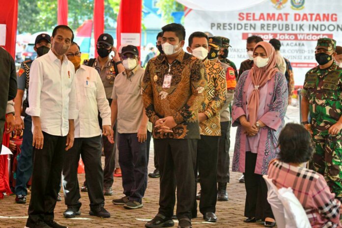 Presiden Jokowi menyempatkan diri meninjau pelaksanaan vaksinasi serentak seluruh Kepri yang dipusatkan di Gedung Community Center, Teluk Sebong Bintan, Selasa (25/1)