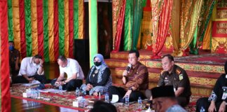 Gubernur Ansar memimpin Peninjauan dan Rapat Pengembangan Kawasan Pulau Penyengat di Balai Adat Indra Perkasa Pulau Penyengat, Kamis (20/1)